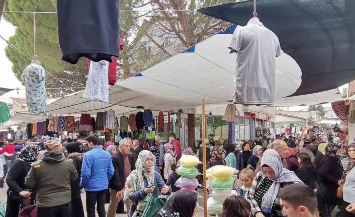 Gediz pazarında bayram yoğunluğu