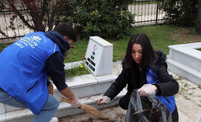 Gençler şehitlikleri temizledi