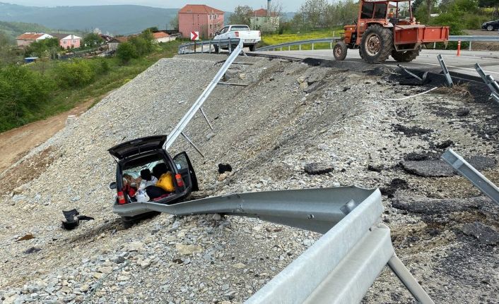 Hafif ticari aracın şarampole uçmasını demir bariyer önledi: 1 yaralı