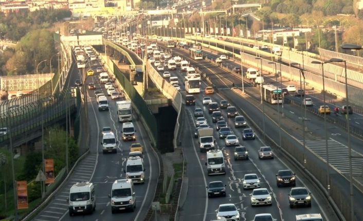 Haftanın ilk iş günü trafik yoğunluğu yaşanıyor