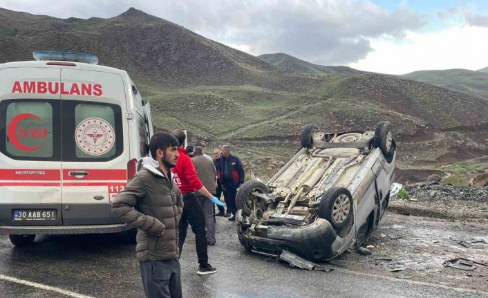 Hakkari’de trafik kazası: 1’i ağır 5 yaralı