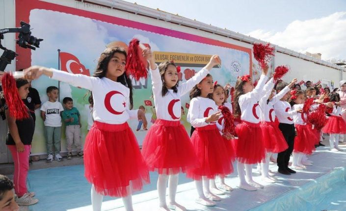 Hatay’da afetzede çocuklar dünya barışı için güvercin uçurdu