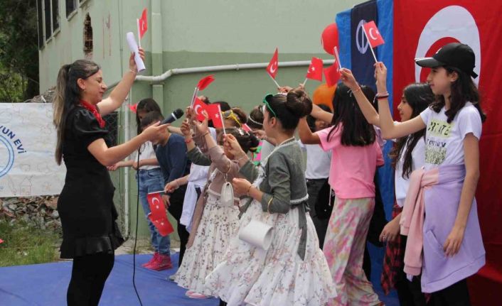 Hataylı öğretmen adayı onlarca kaybını çocuklara sarılarak unutuyor