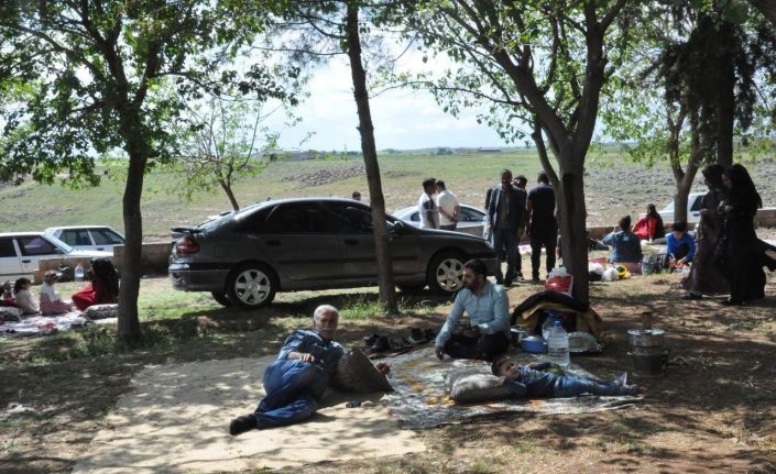 Havaların ısındığı Şanlıurfa’da vatandaşlar mesire alanlarına akın etti