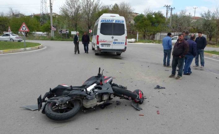 Hız motosikleti minibüse çarptı: 1 ağır yaralı