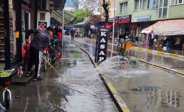 Iğdır’da vatandaşlar yağmura hazırlıksız yakalandı