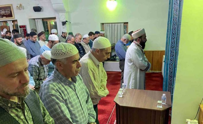 İkiz imamlar son hatimli teravih namazını kıldırdı