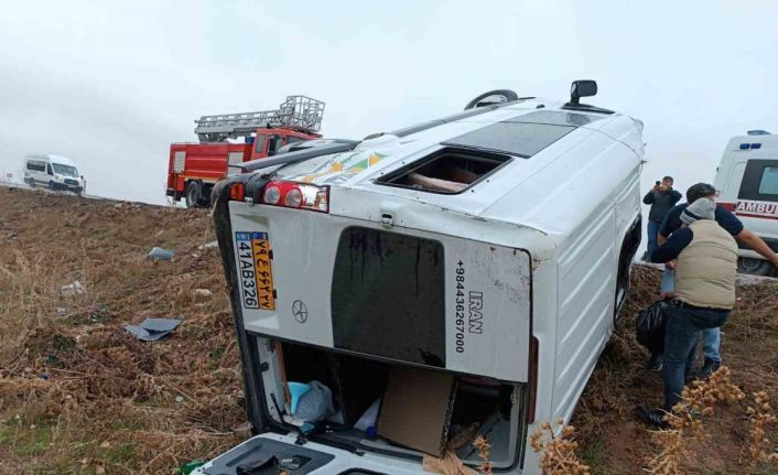 İranlı turistleri taşıyan minibüs takla attı: 12 yaralı