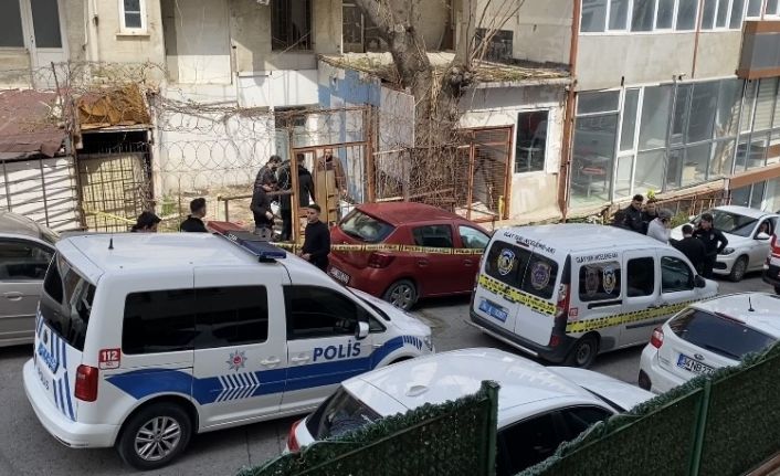 Kadıköy’de güvenlik, tadilattaki hastaneye izinsiz giren kişiyi vurdu