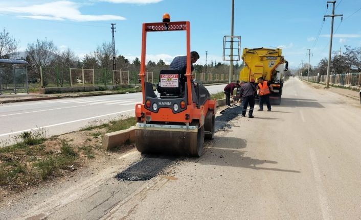 Kahramanmaraş’ın kuzey ilçelerindeki hasarlı yollar onarılıyor