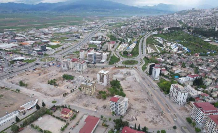 Kahramanmaraş’ta Ebrar Sitesi’nin enkazını kaldırma çalışmaları devam ediyor