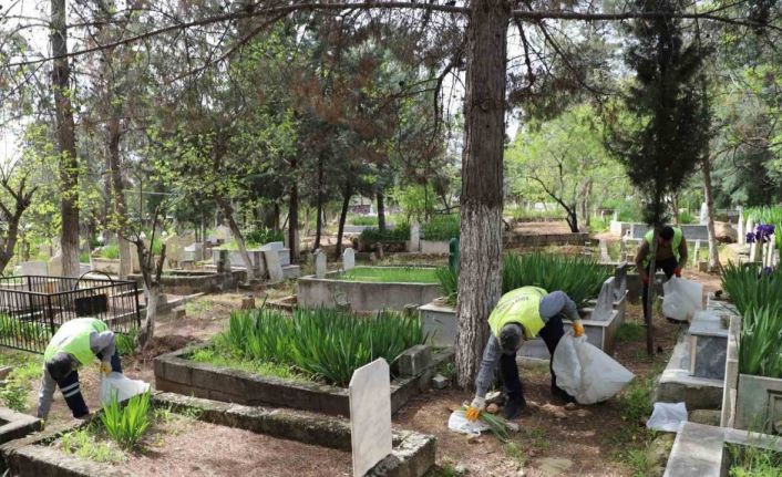 Kahta’da bayram öncesinde mezarlar temizlendi