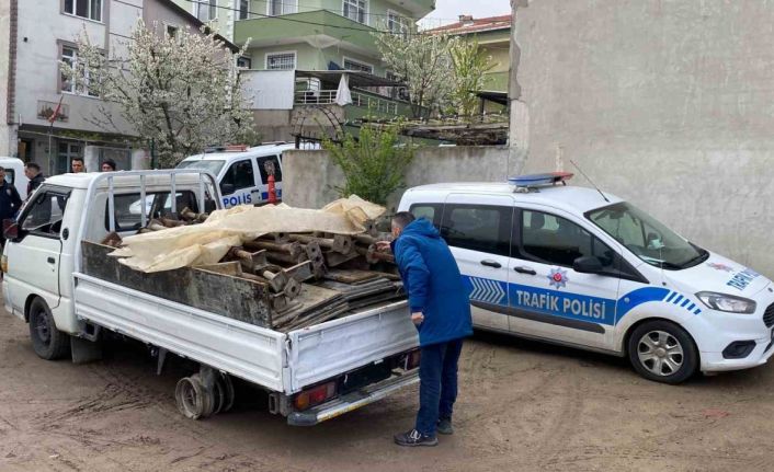 Kamyonet dolusu inşaat malzemesiyle yakayı ele verdiler