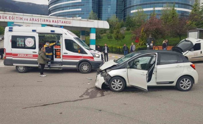 Karabük’te iki otomobil çarpıştı: 2 yaralı