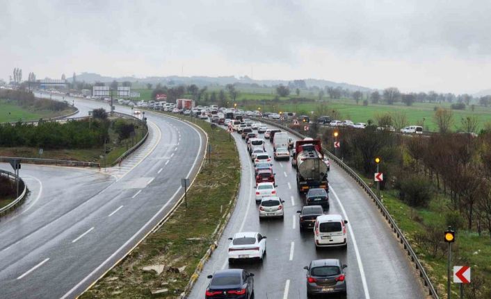 Karadeniz bağlantı yolunda 70 kilometre araç kuyruğu