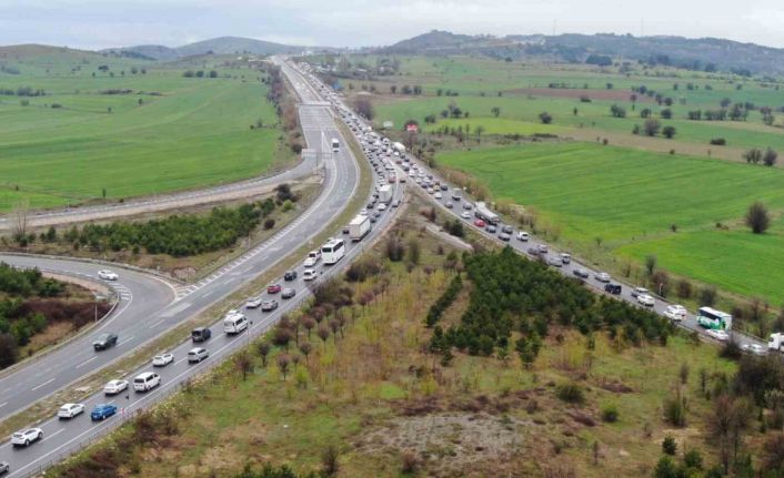 Karadeniz bağlantı yolundaki uzun araç kuyruğu dron ile görüntülendi