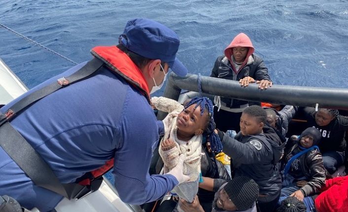 Kendisini kurtaran Sahil Güvenlik personeline attığı bakış dikkat çekti