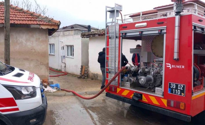 Kırklareli’de çıkan yangında 2 kişi dumandan etkilendi