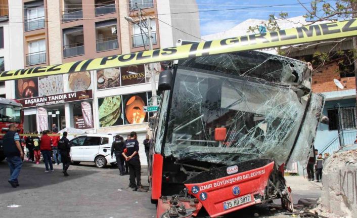 Kontrolden çıkan belediye otobüsü duvara çarptı: 10 yaralı