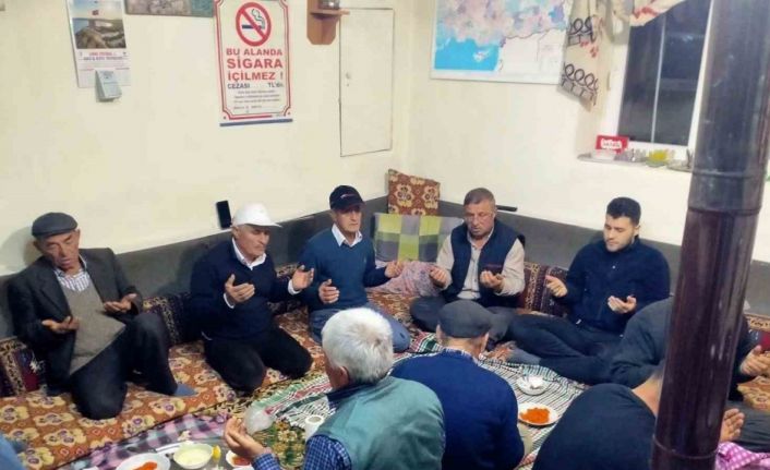 Köy odasında birlikte iftar yapıp asırlık geleneği yaşattılar