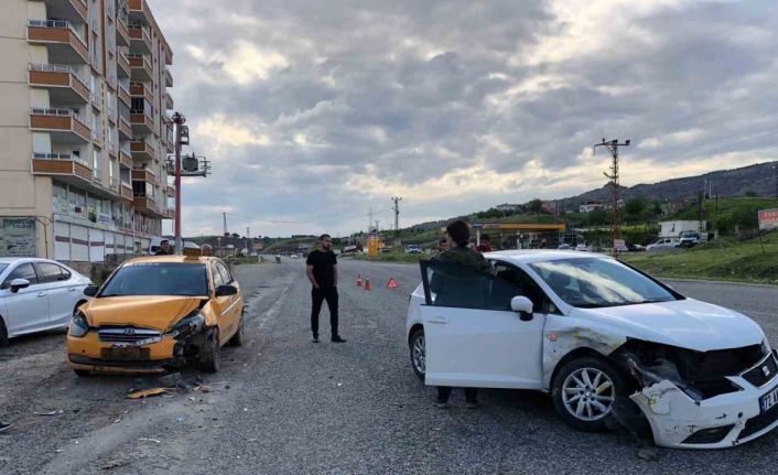 Kozluk’ta iki araç kafa kafaya çarpıştı