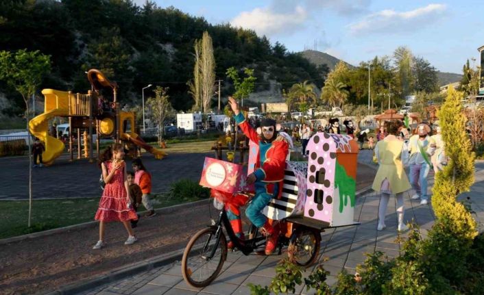 Kuşadası Belediyesi’den çocuklara bayram sürprizi