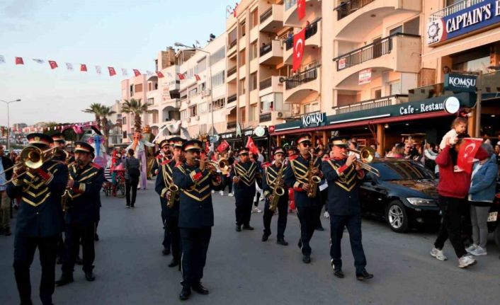 Kuşadası’nda 23 Nisan korteji renkli görüntülere sahne oldu