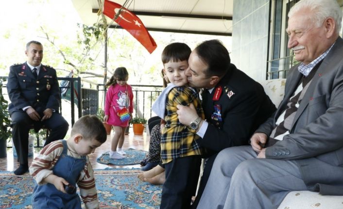 Manisa jandarmasından şehit aileleri ve gazilere bayram ziyareti