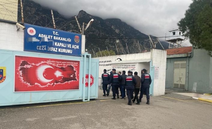 Manisa’da jandarma dedektifleri 21 aranan şahsı yakaladı