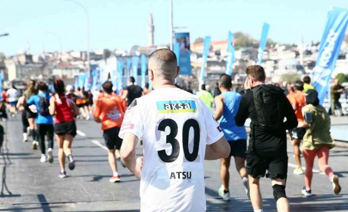 Maratonda Christian Atsu’nun formasıyla koştu