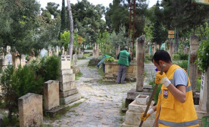 Mezarlıklar bayram ziyaretine hazırlandı