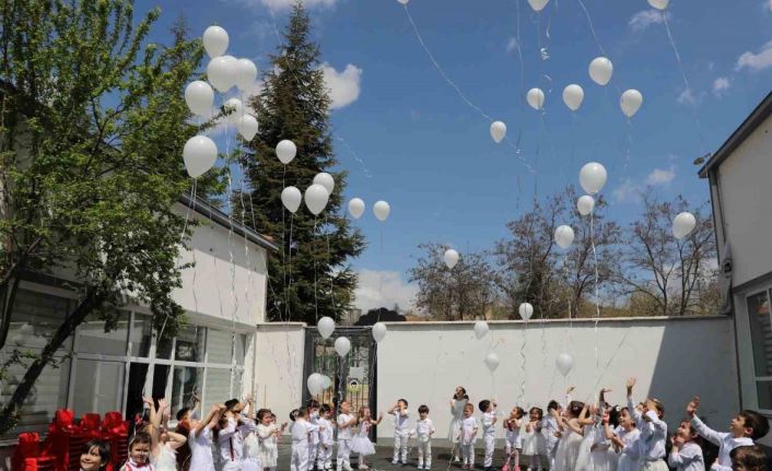 Minik öğrenciler depremde hayatını kaybedenler için gökyüzüne balon bıraktı