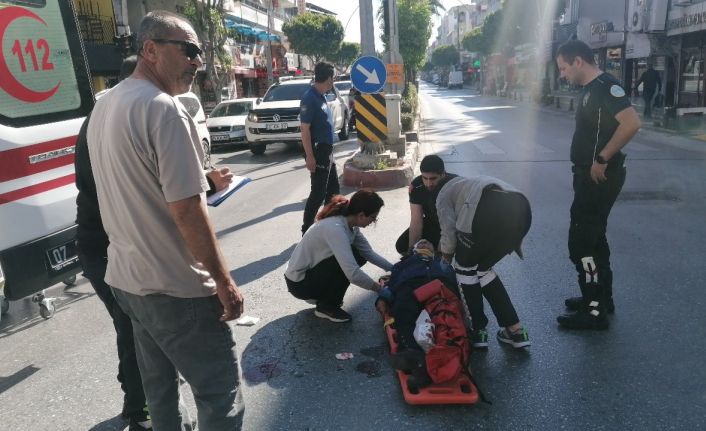 Motosikletin çarptığı yaşlı kadın havada savrulup asfalta düştü