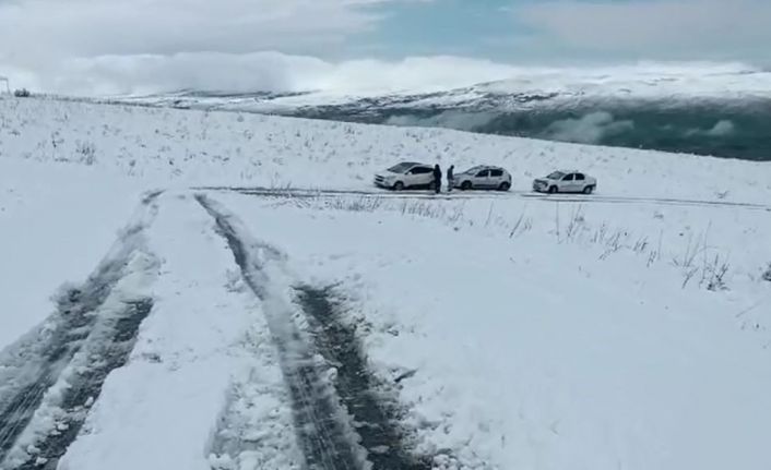 Nisan ayında bastıran kar yolu kapattı: 10 araç mahsur kaldı