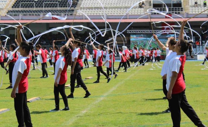 Öğrenciler hünerlerini sergiledi, izleyenler ayakta alkışladı