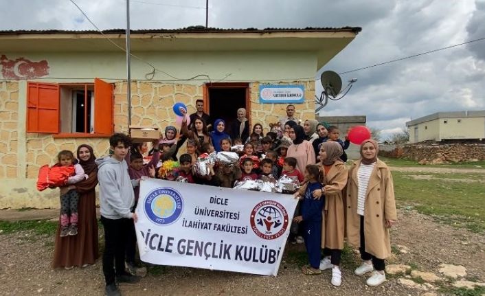 Öğrenciler köy okulunda minik kardeşlerini sevindirdi