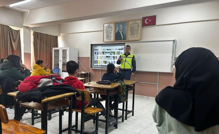 Öğrencilere trafik kuralları ve emniyet kemerinin önemi anlatıldı