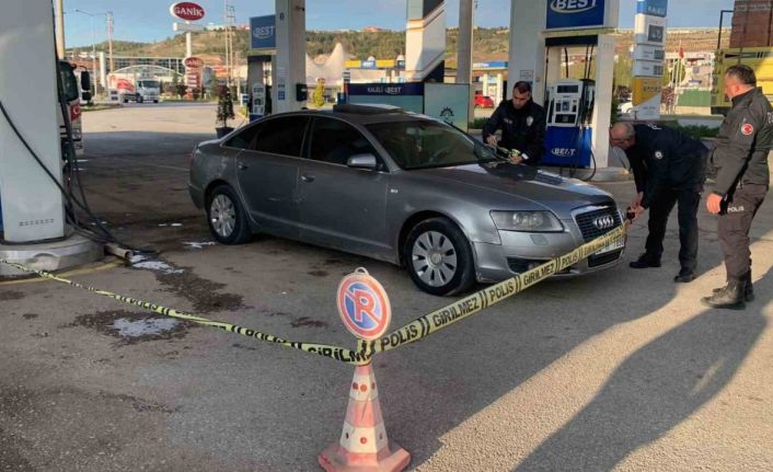 Önce 2 çay ocağını, sonra seyir halindeki aracı kurşunladı