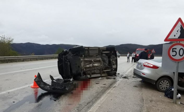 Otomobil ile hafif ticari araç çarpıştı: 3 ölü, 2 yaralı