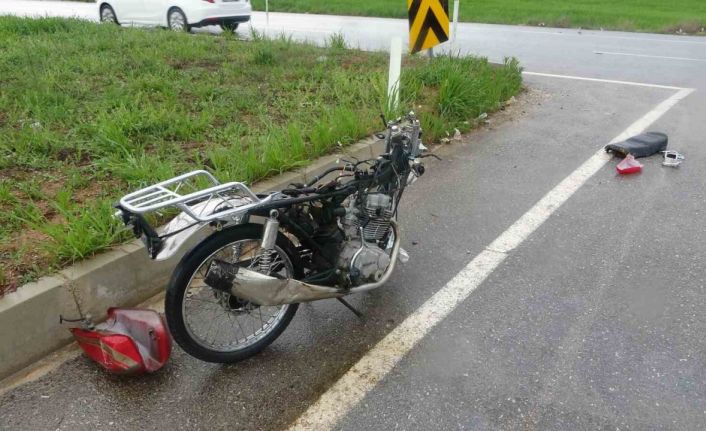 Otomobille çarpışan motosiklet sürücüsü hayatını kaybetti