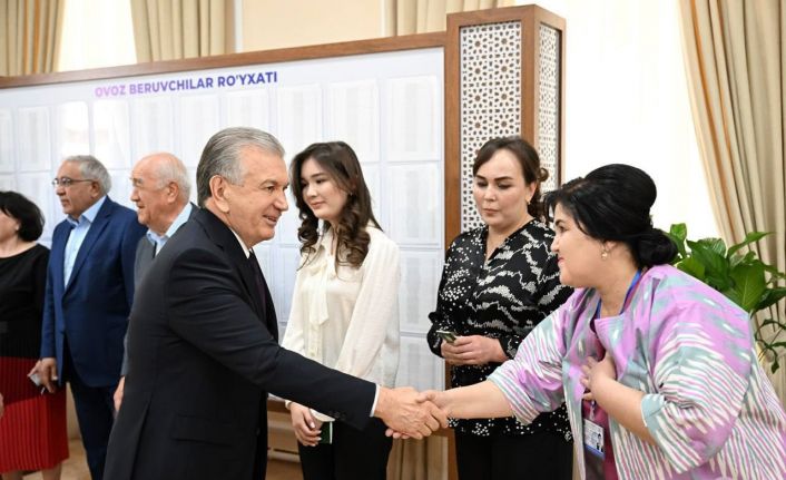 Özbekistan’da halk, anayasa değişikliği için sandık başında