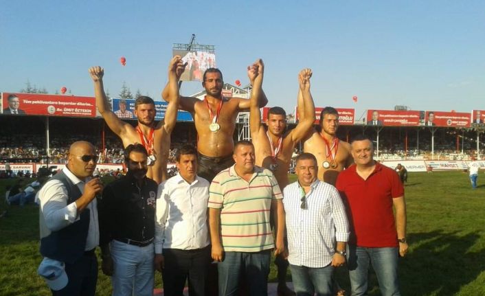 Pamukkale Belediyespor yağlı güreş sezonuna madalya ile başladı