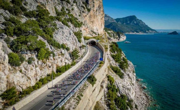 Pedallar, Kemer’de bu sefer depremzedeler için döndü