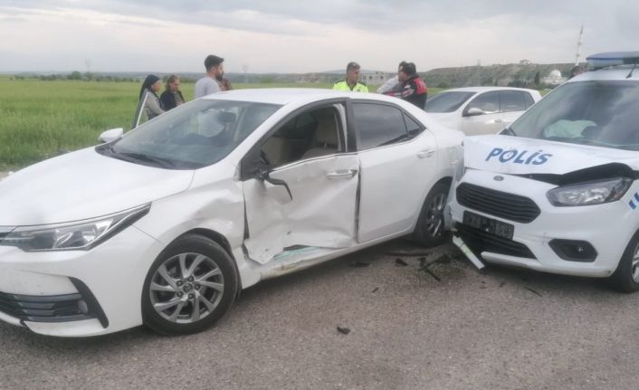 Polis aracıyla otomobil çarpıştı