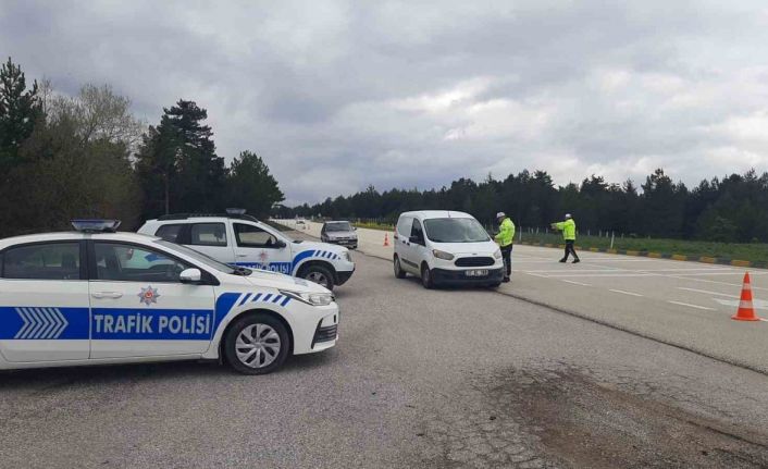 Polis ekipleri araçları bu sefer bayramlaşmak için durdurdu