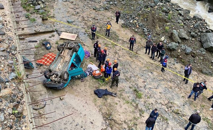 Rize’de araç dereye uçtu: 4 ölü, 1 ağır yaralı