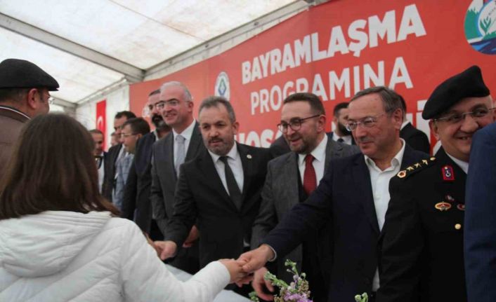 Rize’de bayramlaşma töreninde vatandaşlar bir araya geldi
