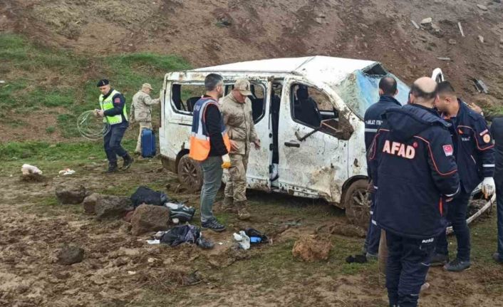 Sağlık personelini taşıyan minibüs şarampole yuvarlandı: 13 yaralı