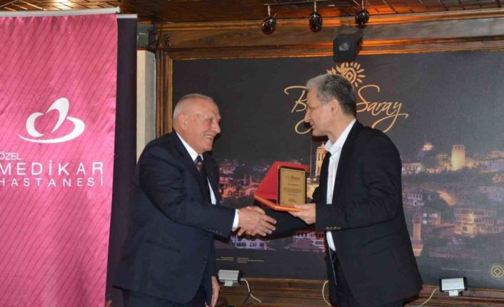 Sağlık personellerine plaket verildi