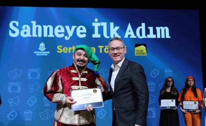 Sahneye ilk adımını atan Başakşehirliler sertifikalarını aldı